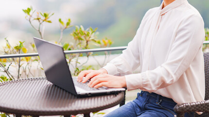 Naklejka premium テラスでテレワーク ワーケーション 【ウィズコロナのニューノーマル】