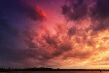 Fototapeta na wymiar Beautiful sunset on the lake with clouds