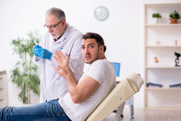 Obraz premium Young man visiting experienced doctor dermatologist