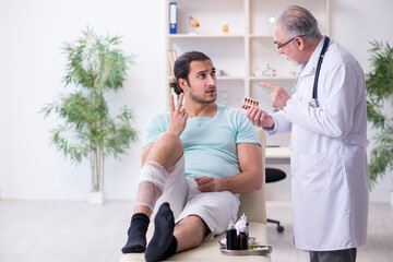 Obraz premium Young leg injured man in the hospital