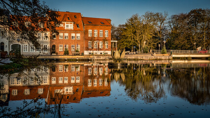 Obraz premium reflection of houses in canal