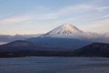 本栖湖から望む富士山