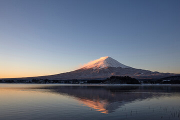 河口湖から望む富士山の夜明け