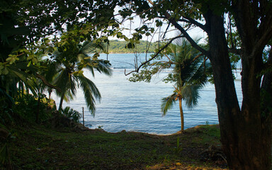 Fototapeta na wymiar Einsame Lagune am karibischen Meer mit Blick auf das türkise Wasser und eine einsame Insel, schnorcheln und Urlaubsspaß