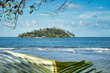 Einsame Lagune am karibischen Meer mit Blick auf das türkise Wasser und eine einsame Insel, schnorcheln und Urlaubsspaß