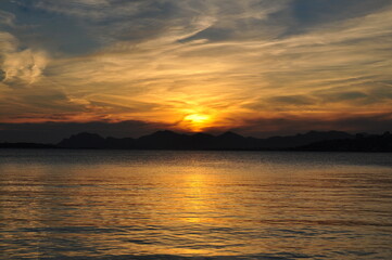 Obraz premium France, côte d'azur, les magnifiques couleurs d'un coucher de soleil sur le massif de l'Estérel vu d'une plage d'Antibes en mer méditerranée.