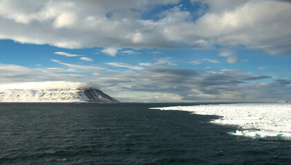 Obraz na płótnie Canvas Drift ice at the sea around Spitsbergen