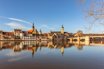 Fototapeta na wymiar Kitzingen Uferpromenade und Blick auf die Altstadt im Winter