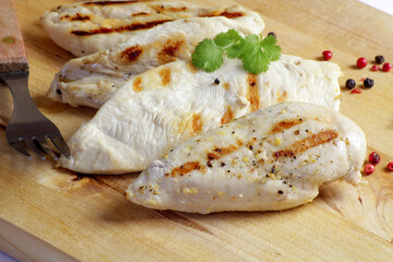 filet de poulet grillé sur une planche à découper