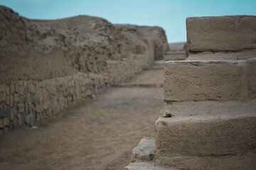Pachacamac es un sitio arqueol&oacute;gico ubicado en la margen derecha del r&iacute;o Lur&iacute;n, muy cerca del oc&eacute;ano Pac&iacute;fico y frente a un grupo de islas hom&oacute;nimas.