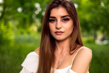 Naklejka premium woman portrait outdoor in the green park