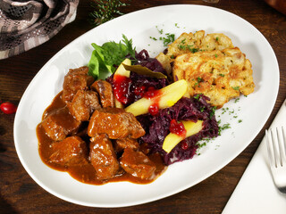 Rehragout mit Rotkohl und Preiselbeeren