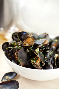Ale steamed mussels with garlic and mustard in bowl