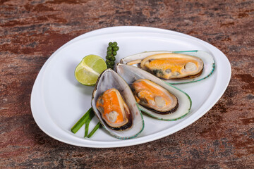 Half mussels with lime and pepper