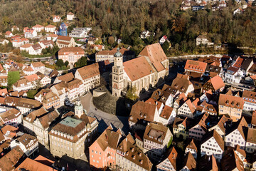Luftaufnahme der Stadt Schwäbisch Hall im Herbst