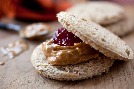 Crispbread with nut butter and jelly