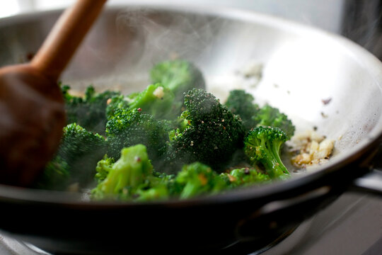 Broccoli with chile and garlic in wok