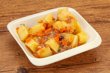 Roasted potato and beef with sauce