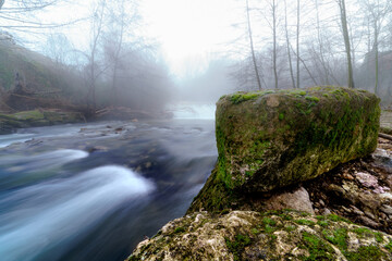 Río con niebla espesa en un día de invierno frío. Foto larga exposición.