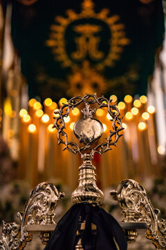 S&iacute;mbolo religioso, con un trono desenfocado al fondo. Semana Santa de M&aacute;laga