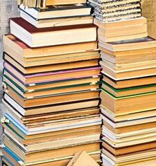 old variety of books that are rotated protipolozhnymi-binding parties lined uneven stacks