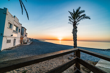 Amanecer en la playa de Moncófar, Castellón. Concepto de vacaciones y relax.