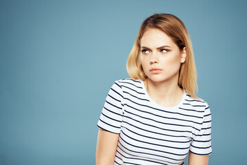 Obraz premium Blonde girl in striped t-shirt lifestyle blue background fun