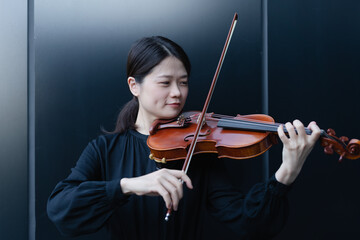 Asian woman playing the violin © Xiuxia Huang