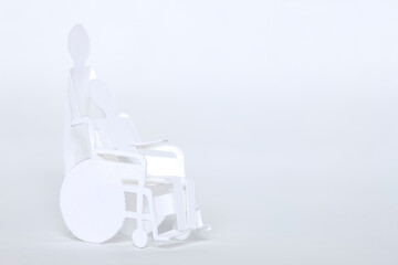 ペーパークラフトの車椅子と人