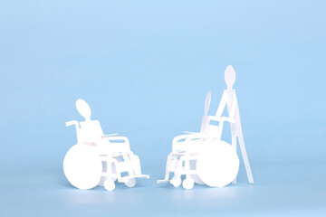 ペーパークラフトの車椅子と人