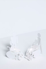 ペーパークラフトの車椅子と人