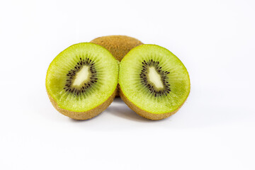 El kiwi es una fruta verde con muhas vitaminas A y C perfecta para dietas por su bajas calorías