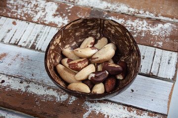 castanha do pará descascada em um pote de madeira