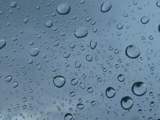 GOTAS DE LLUVIA EN EL CRISTAL DE UNA VENTANA
