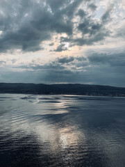 Sol sobre el mar en Invergordom, Escocia