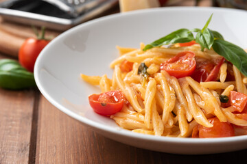 Piatto di deliziose trofie con basilico e pomodorini, Cucina Italiana 