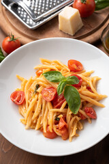 Piatto di deliziose trofie con basilico e pomodorini, Cucina Italiana 