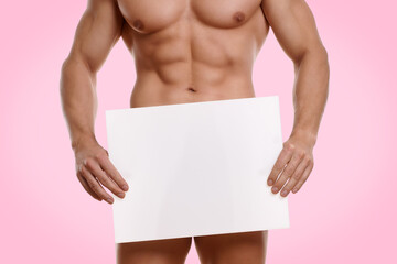 sportlicher Mann hält Plakat