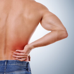 Mann hat Schmerzen im R&uuml;cken