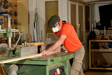 carpintero fresando madera en la maquina tupí Marbella Andalucía España	