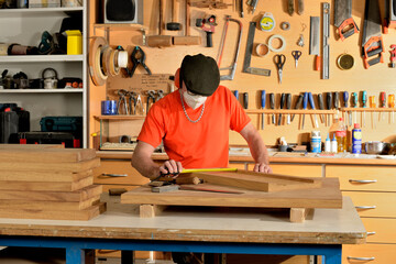 carpintero midiendo y trabajando la madera en el taller 