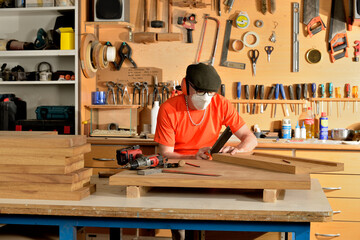 carpintero trabajando en el  taller 