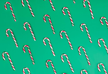 Obraz premium Candy canes on the green background