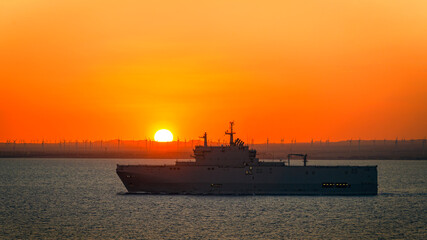 Obraz premium navy ship at sunset