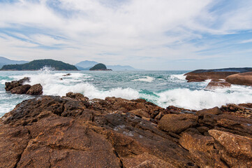 Fototapeta na wymiar View of the sea with rocks from the natural pools of Trindade, Paraty, RJ.