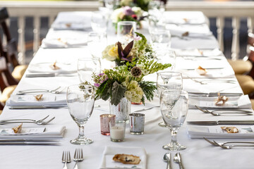 Fototapeta premium Classy table set up for meal at an outdoor wedding reception