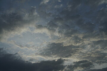 Abendliche schöne helle, dunkle, blaue und weiße Wolken in einer Serie