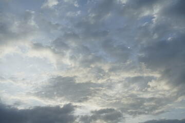 Abendliche schöne helle, dunkle, blaue und weiße Wolken in einer Serie