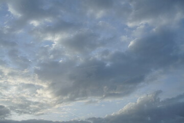 Naklejka na ściany i meble Abendliche schöne helle, dunkle, blaue und weiße Wolken in einer Serie