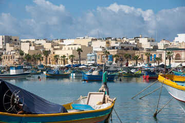 Fototapeta na wymiar Barcos en la orilla en Marsaxlokk, Malta. 